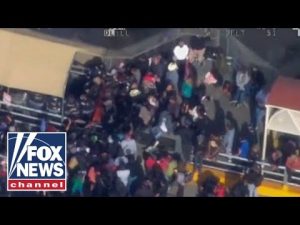 Read more about the article CAUGHT ON CAMERA: More than 1,000 migrants rush El Paso entry point