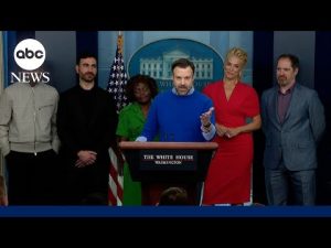 Read more about the article “Check in with your neighbor.” The White House hosts ‘Ted Lasso’ cast to discuss mental health