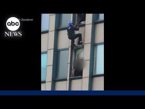 Read more about the article Man dangles from NYC skyscraper in standoff