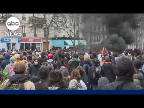 You are currently viewing Protests continue, escalate after Macron pushes through pension reform in France | ABCNL