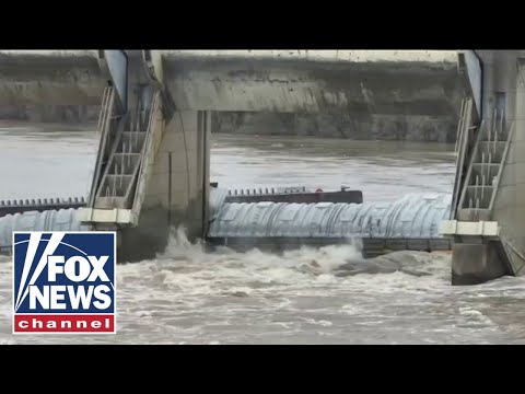 You are currently viewing Crews working to free runaway barges carrying methanol in Ohio River