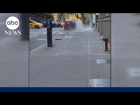 You are currently viewing Car plows through midtown Manhattan outdoor restaurant l GMA