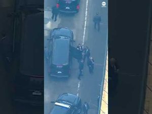 Read more about the article Former President Trump arrives at Manhattan courthouse for arraignment.