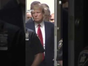 Read more about the article Former Pres. Trump enters a Manhattan courtroom after being processed as a criminal defendant.
