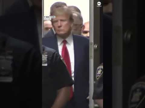 You are currently viewing Former Pres. Trump enters a Manhattan courtroom after being processed as a criminal defendant.