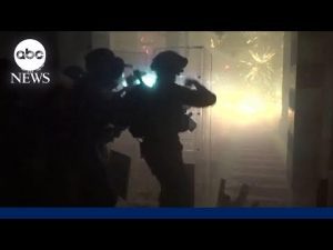 Read more about the article 12 injured, 350 arrested in raid of Jerusalem mosque