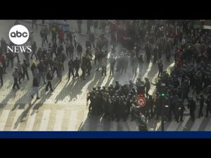 Read more about the article Riot police and protesters clash in Paris