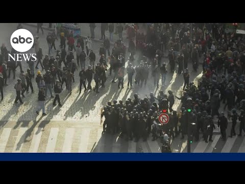 You are currently viewing Riot police and protesters clash in Paris