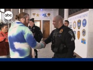 Read more about the article Hero police officers save family of 6 from burning home l GMA