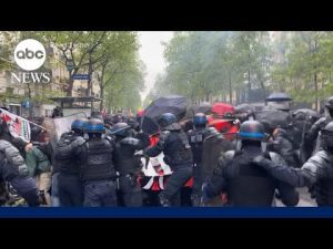 Read more about the article Hundreds of thousands take to French streets to protest pension plan