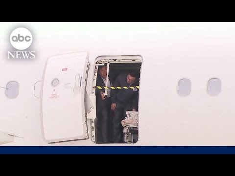 You are currently viewing Passenger arrested for opening emergency exit 850 feet in the air l GMA