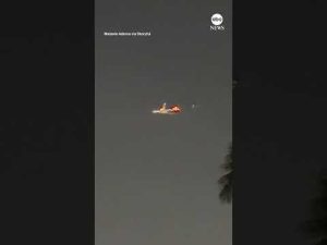 Read more about the article Sparks erupt from airplane engine over Miami