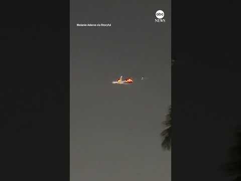 You are currently viewing Sparks erupt from airplane engine over Miami