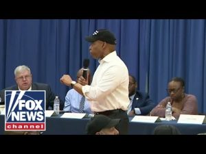 Read more about the article Crowd erupts after Mayor Adams calls for stricter sanctuary city laws