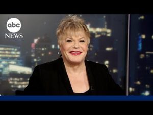 Read more about the article Acting Icon Eddie Izzard plays all 23 roles in ‘Hamlet’ Off-Broadway