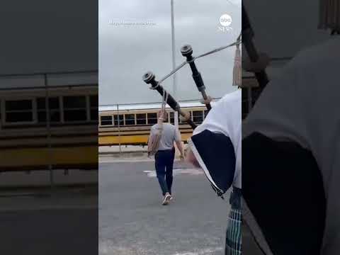 You are currently viewing Illinois high school students hire bagpiper to follow principal in senior prank