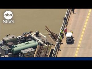 Read more about the article Barge hits a bridge in Texas, damaging the structure and causing an oil spill