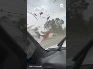 Read more about the article Wind rips roof off building in Maine