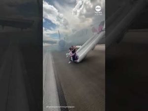 Read more about the article Passengers exit plane via emergency slide after aborted takeoff