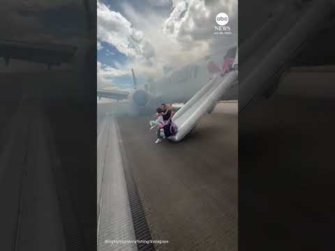 You are currently viewing Passengers exit plane via emergency slide after aborted takeoff