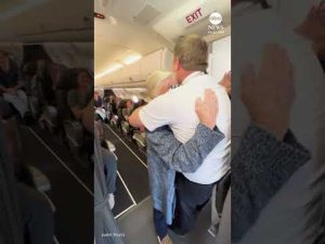 Read more about the article Airline captain surprises grandma, pilots flight as she comes to visit