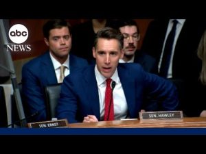 Read more about the article GOP Sen. Hawley joins Democrats to pass stock trading ban through committee