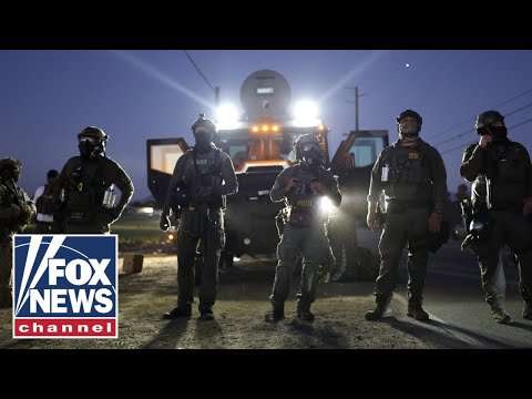 You are currently viewing Clay Travis fires back against Dems, media amid violence against ICE agents