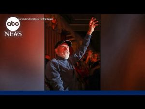 Read more about the article Neil Diamond surprises fans with rare appearance at sold-out show
