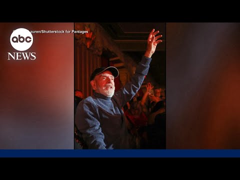 You are currently viewing Neil Diamond surprises fans with rare appearance at sold-out show