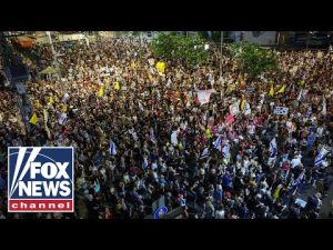 Read more about the article Thousands of Israelis take to the streets to protest Gaza war