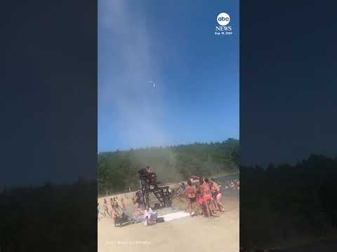 You are currently viewing Dust devil sends people running for cover at New York lake