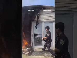 Read more about the article INTO THE FLAMES: Heroic NYPD officers leap into action #shorts #usa #us #viral #new
