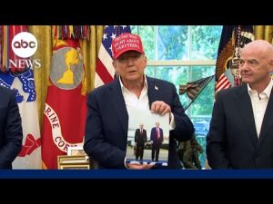 Read more about the article Trump shows off photograph Putin sent him in the Oval Office