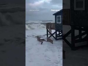 Read more about the article WATCH: Strong waves caused severe damage to waterfront homes in NC #shorts #usa #us #hurricane
