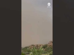 Read more about the article Arizona dust storm rolls through Phoenix