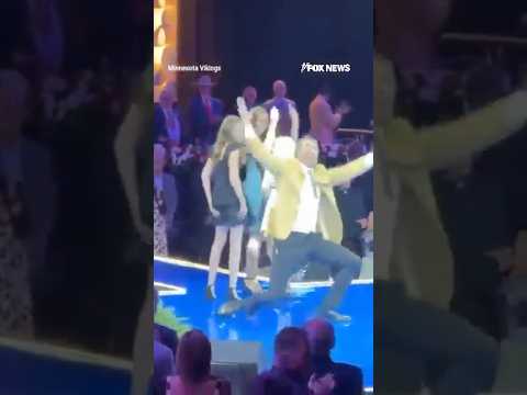 You are currently viewing Minnesota Vikings legend Jared Allen gives one last signature sack celebration