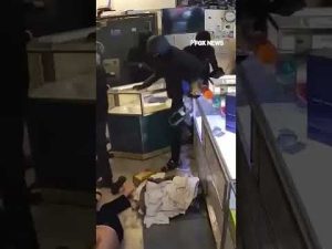 Read more about the article WATCH: Terrifying video shows a gang of thieves ramming a car into a jewelry store #shorts #viral