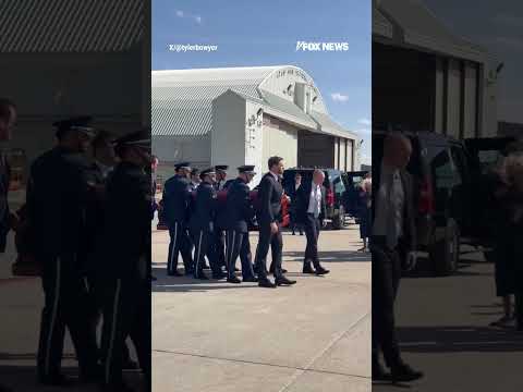 You are currently viewing WATCH: JD Vance escorted Charlie Kirk’s casket aboard Air Force Two on Thursday #shorts #usa #news