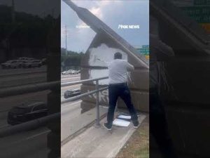 Read more about the article Ted Cruz removes anti-Charlie Kirk graffiti in Texas #shorts #foxnews #news #us #politics