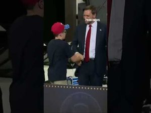 Read more about the article Vance takes selfie with boy in heartwarming moment #shorts #foxnews #news #politics #us