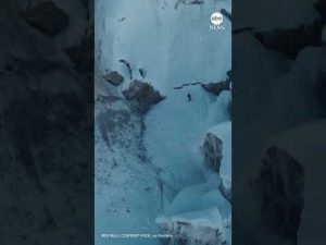 Read more about the article Mountaineer makes world’s first ski descent from Mount Everest to base without supplemental oxygen
