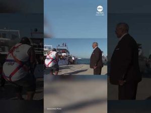 Read more about the article Egyptian ‘strong man’ goes for world record by pulling a ship with his teeth