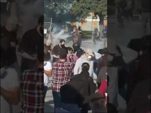 Read more about the article WATCH: Protesters CLASH with ICE agents in Chicago #shorts #ICE #usnews #chicago #illegalimmigration