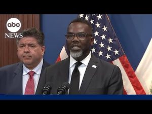 Read more about the article Chicago mayor says Trump is ‘worried about the wrong border’