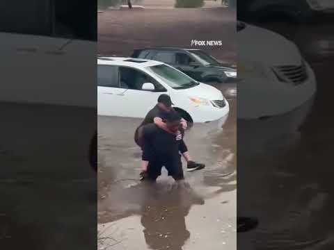 You are currently viewing GOOD SAMARITAN: Heartwarming video shows a man helping people trapped in their cars #shorts #usa #us
