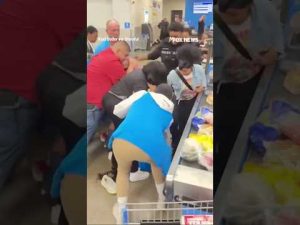 Read more about the article Wild brawl breaks out inside a Walmart #shorts #viral #usa #us #news #new