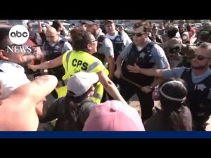 Read more about the article Protestors clash with ICE in Chicago