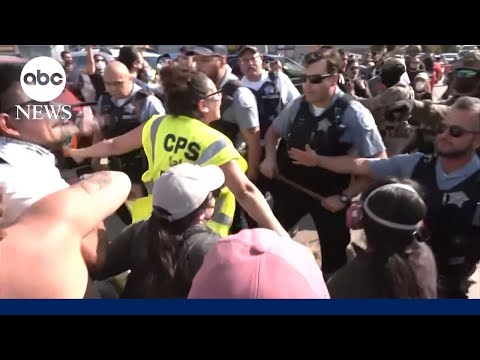 Read more about the article Protestors clash with ICE in Chicago