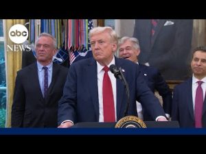 Read more about the article Trump threatens to fire “a lot” of federal workers as government shutdown looms