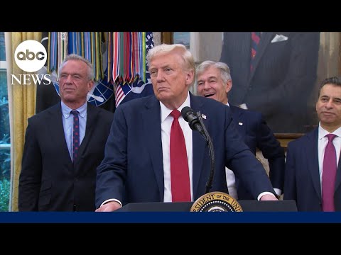You are currently viewing Trump threatens to fire “a lot” of federal workers as government shutdown looms